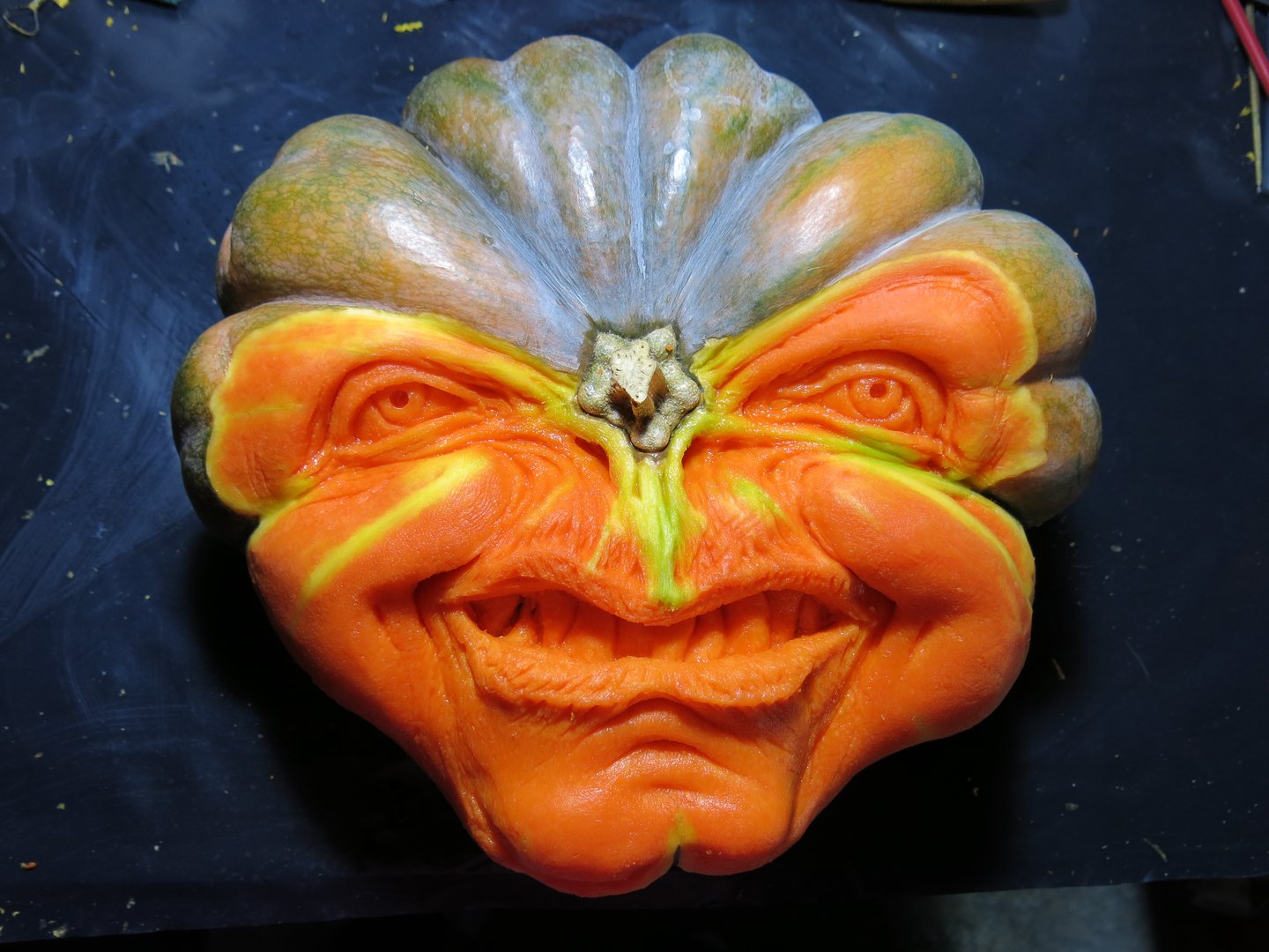 Em clima de Halloween: artista faz esculturas assustadoras com abóboras