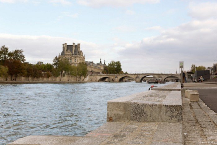 Les Berges /Port de Solférino (com o Louvre ao fundo), Paris.