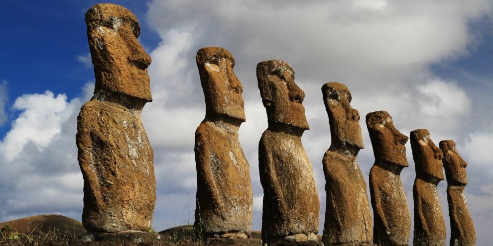 Rosto de pedra na ilha de páscoa. antiga estátua de moai. símbolo de  viagens famoso.