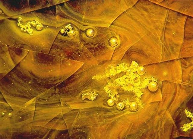 1988 – Clicada por David Smith de Queensland, na Austrália, a fotografia mostra resíduos de ouro.