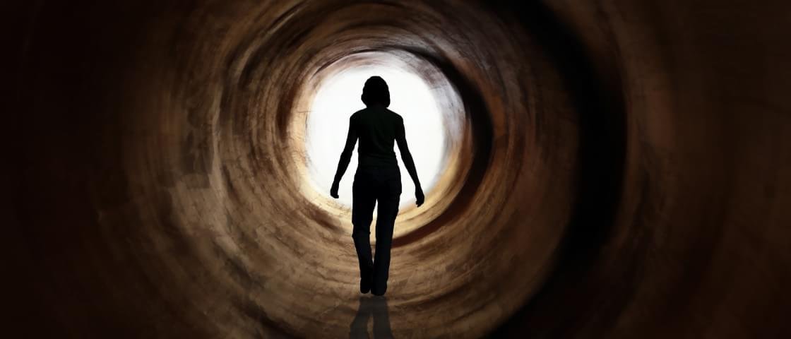 Parasitas e vermes em um corpo da pessoa