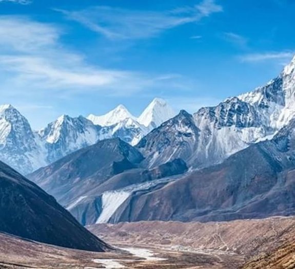 Vídeo de estrada insana na beira do Himalaia vai deixar seu queixo caído