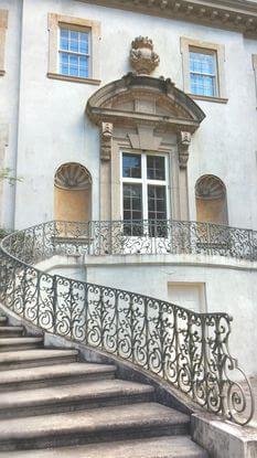 Detalhe da fachada da casa do presidente Snow.