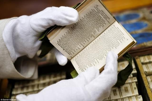 Veja como as pessoas carregavam suas coleções de livros antes dos tablets