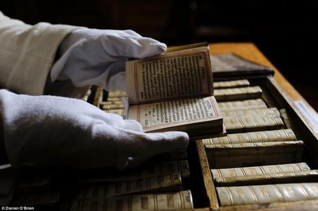 Veja como as pessoas carregavam suas coleções de livros antes dos tablets