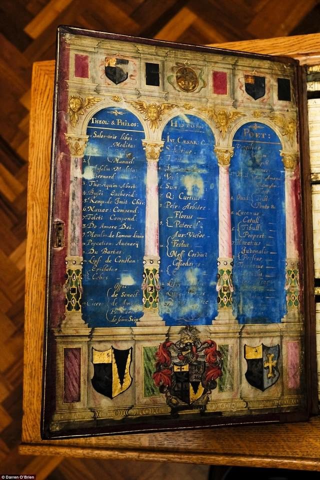 Veja como as pessoas carregavam suas coleções de livros antes dos tablets