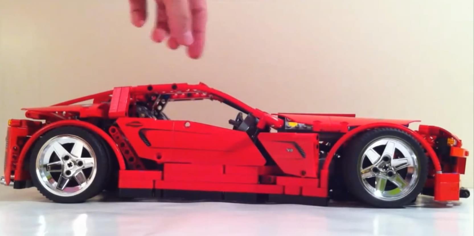 Brinquedo de gente grande: confira esse carrinho de controle remoto de LEGO