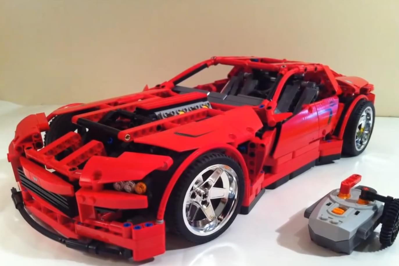 Brinquedo de gente grande: confira esse carrinho de controle remoto de LEGO