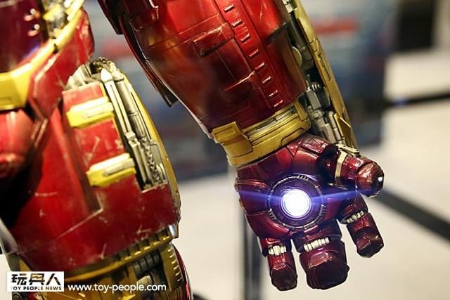 Brinquedos de Vingadores 2 revelam Homem de Ferro, Caça-Hulk e mais