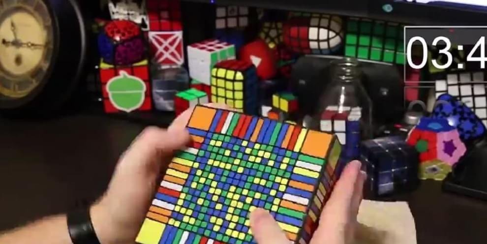 Cubo mágico mais difícil do mundo é resolvido em mais de sete