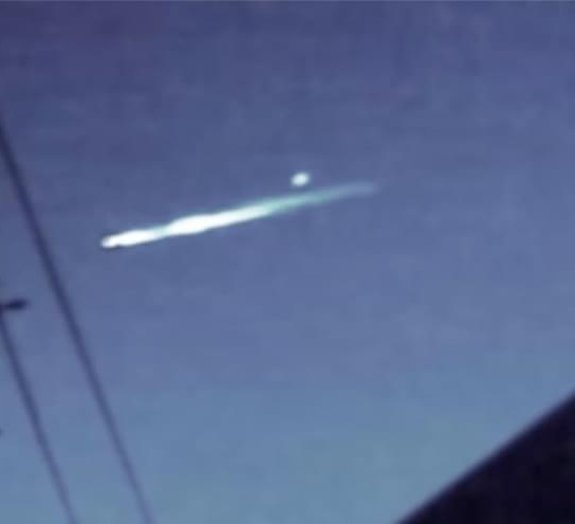 OVNI é flagrado nos céus da Califórnia ao ejetar... alguma coisa [vídeo]