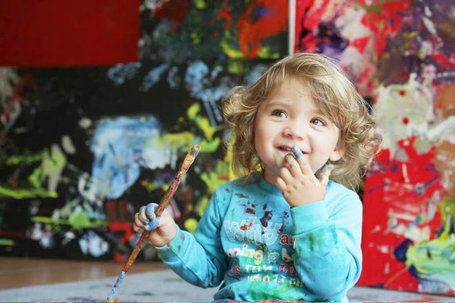 Impressionante: artista abstrata mais jovem do mundo possui somente 7 anos