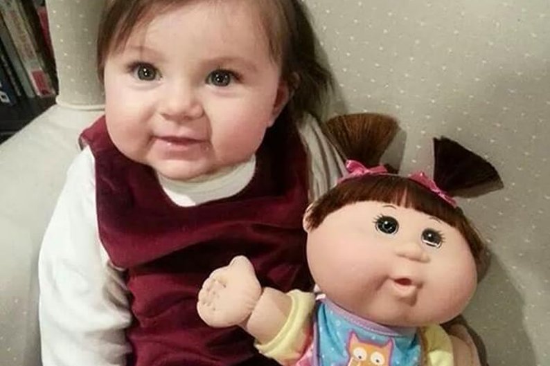 Menina bebê e boneca