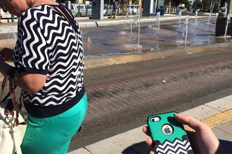Visual da roupa da mulher e capinha de celular