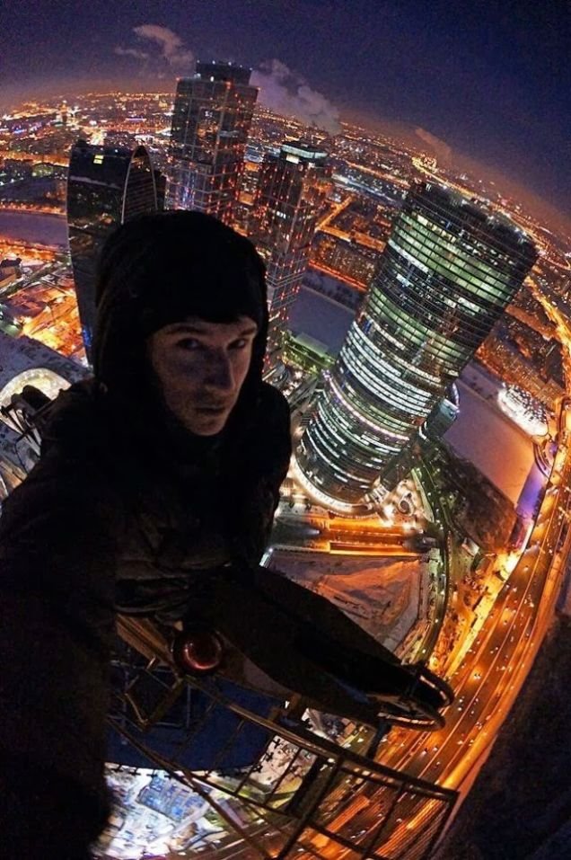 Sem medo, jovem russo tira selfies em situações perigosíssimas