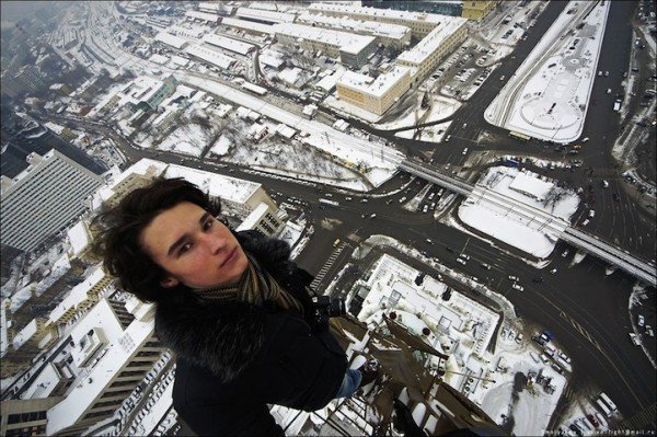 Sem medo, jovem russo tira selfies em situações perigosíssimas