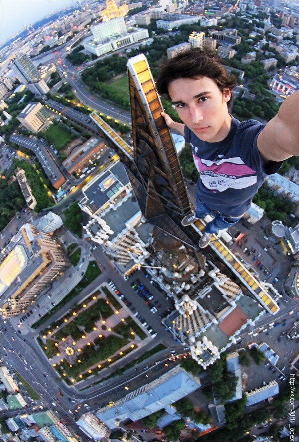 Sem medo, jovem russo tira selfies em situações perigosíssimas