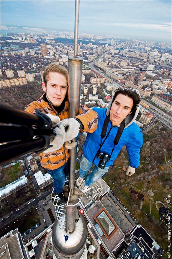 Sem medo, jovem russo tira selfies em situações perigosíssimas