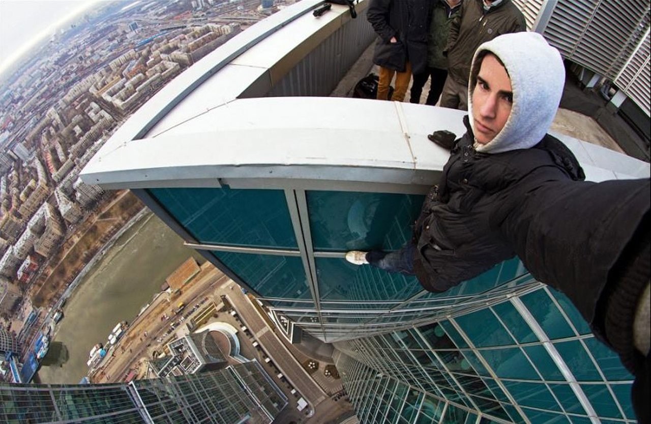 Sem medo, jovem russo tira selfies em situações perigosíssimas