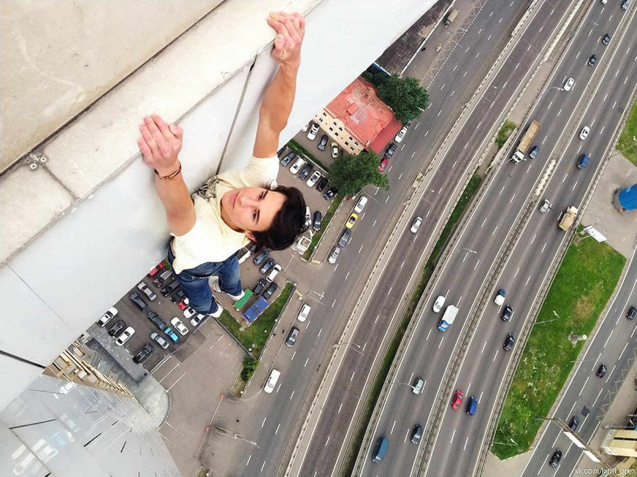 Sem medo, jovem russo tira selfies em situações perigosíssimas