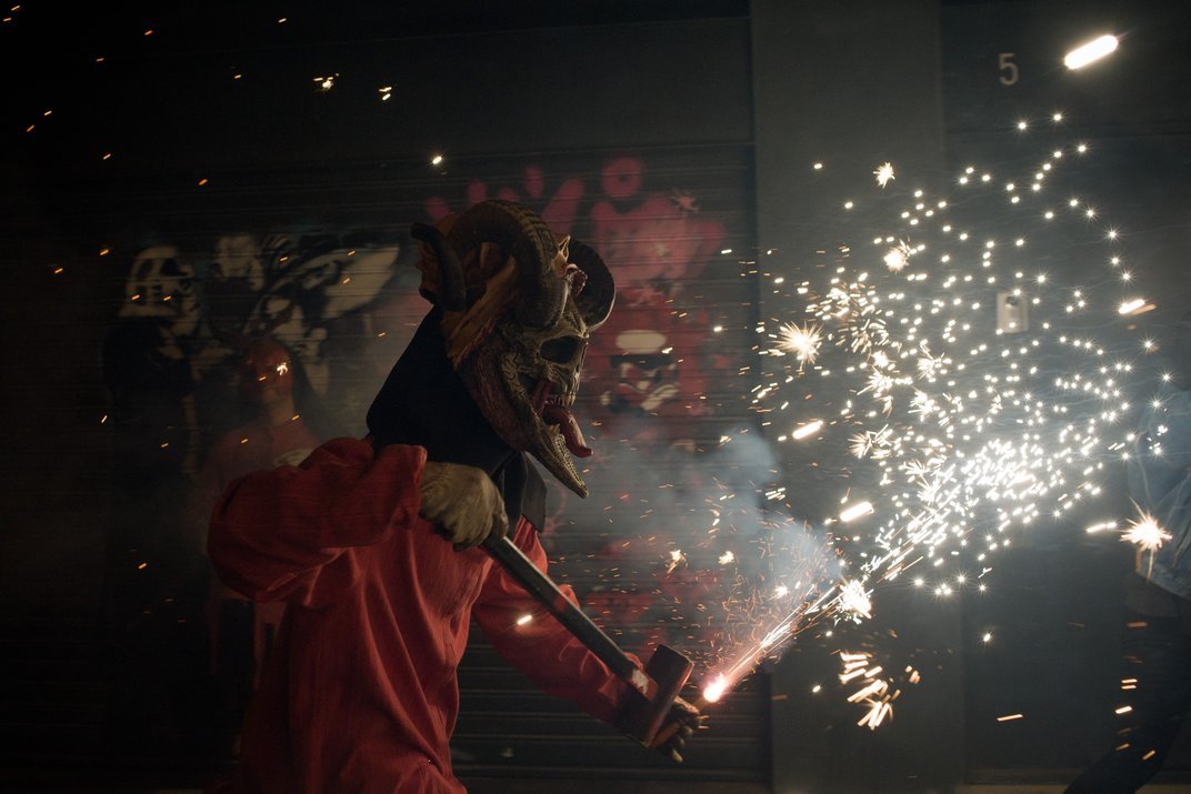 Festival traz pessoas vestidas de demônios soltando fogos de artifício
