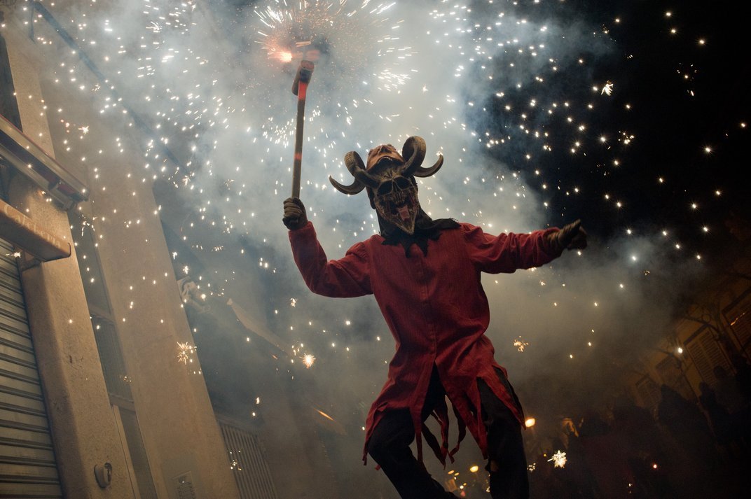 Festival traz pessoas vestidas de demônios soltando fogos de artifício