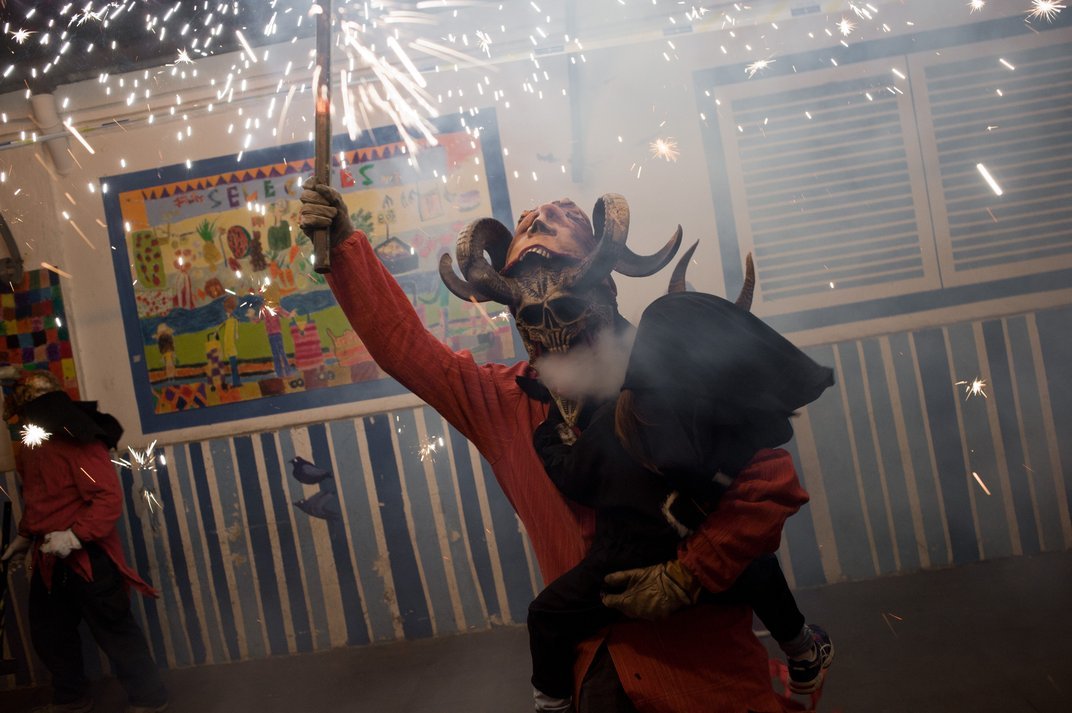 Festival traz pessoas vestidas de demônios soltando fogos de artifício