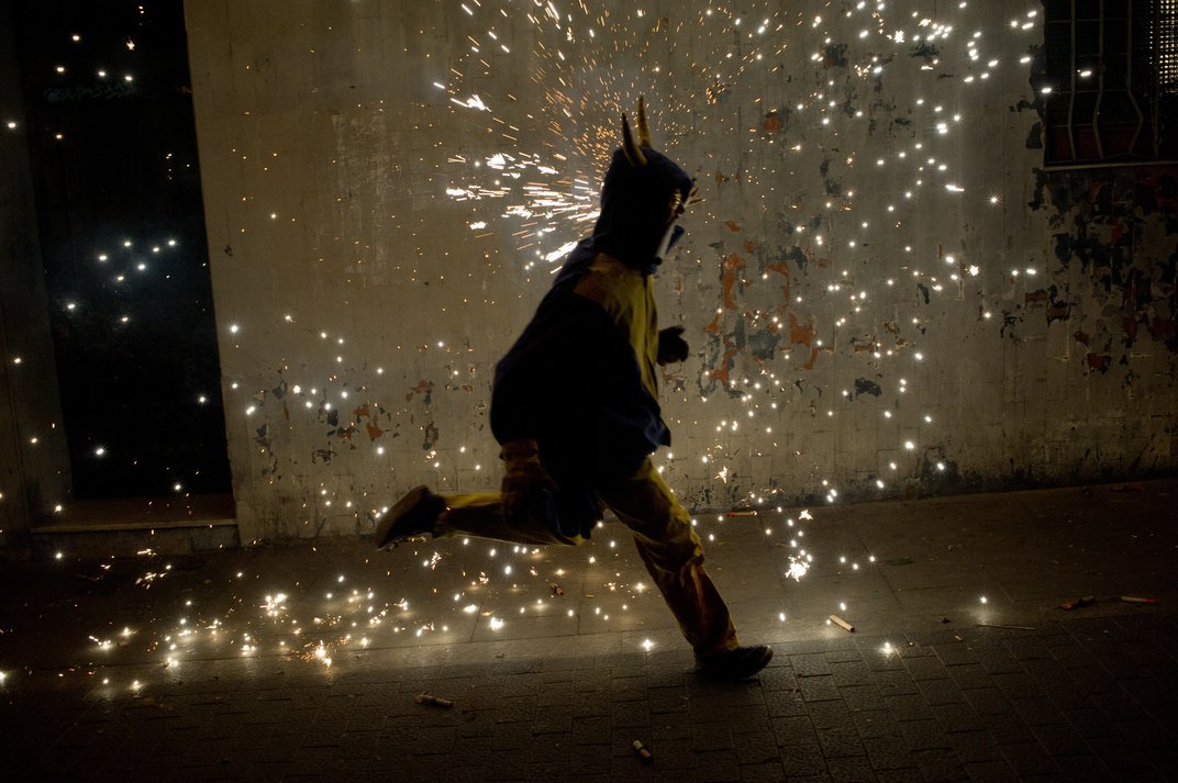 Festival traz pessoas vestidas de demônios soltando fogos de artifício