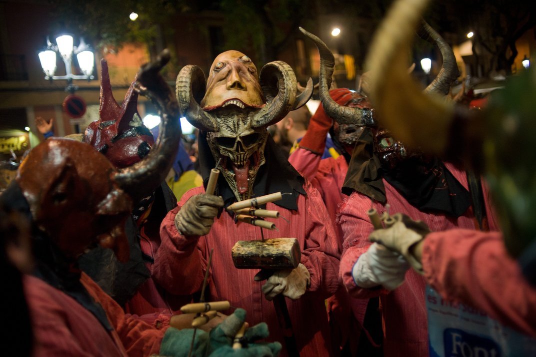 Festival traz pessoas vestidas de demônios soltando fogos de artifício
