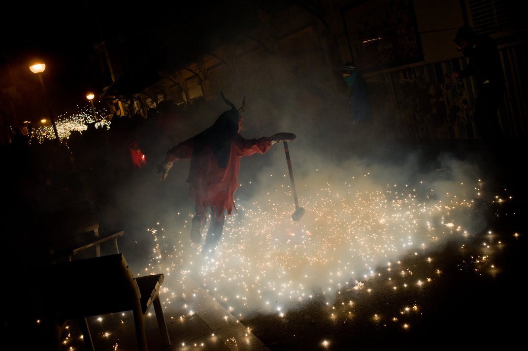Festival traz pessoas vestidas de demônios soltando fogos de artifício