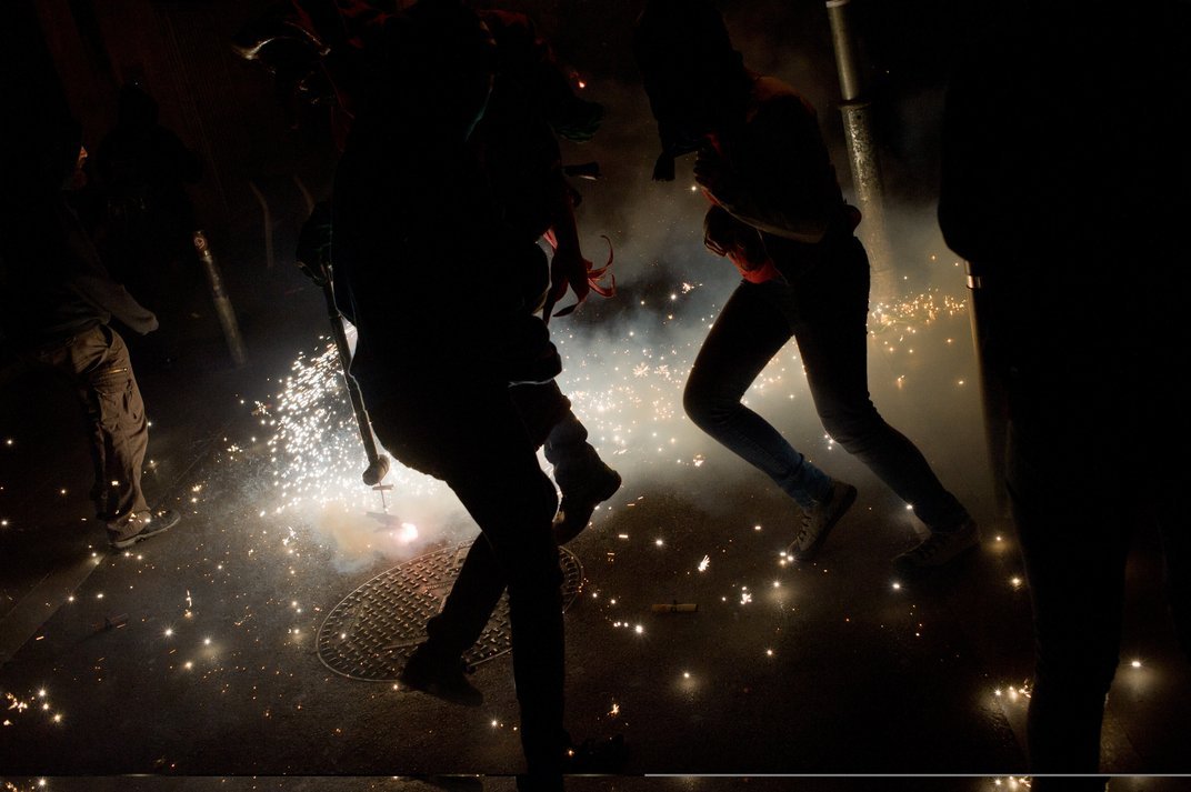 Festival traz pessoas vestidas de demônios soltando fogos de artifício