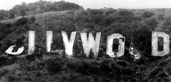 Letreiro de Hollywood volta a brilhar depois de restauração