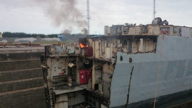 Homem fotografa figura sinistra em interior de embarcação abandonada