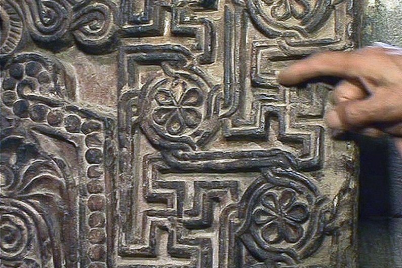 Detalhe de um “khachkar”, pedra comemorativa de origem armênia produzida na Idade Média