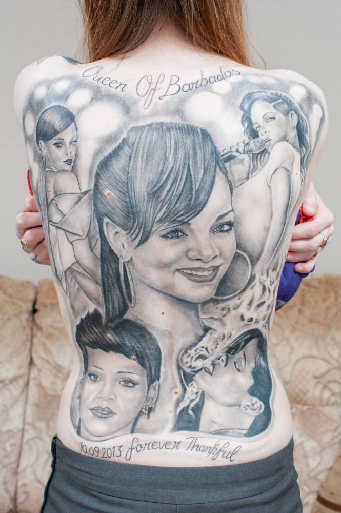 Superfã de Rihanna cobriu seu corpo com tatuagens em homenagem à cantora