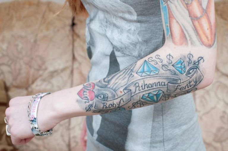 Superfã de Rihanna cobriu seu corpo com tatuagens em homenagem à cantora