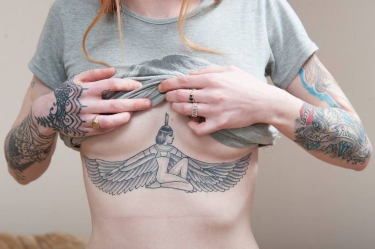 Superfã de Rihanna cobriu seu corpo com tatuagens em homenagem à cantora