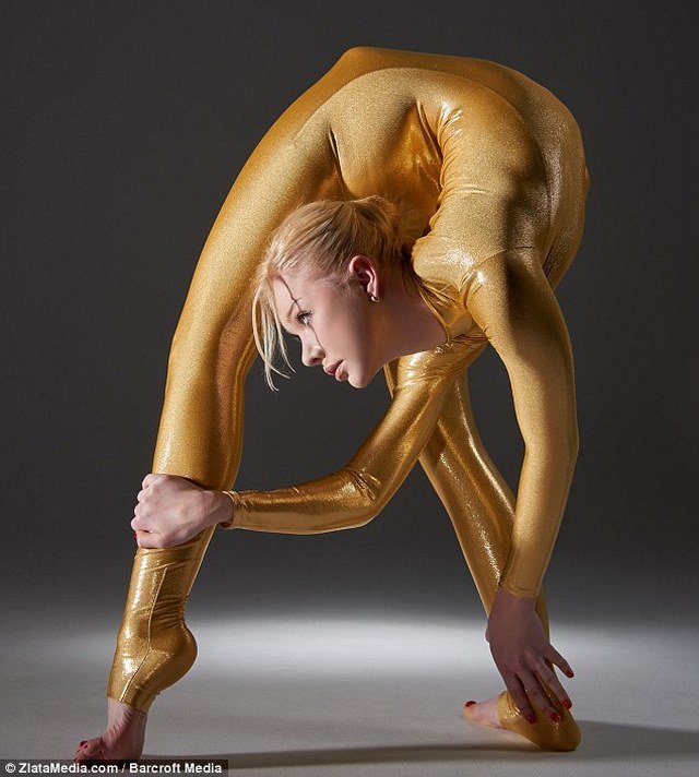 Contorcionista russa é capaz de fazer coisas impossíveis com o corpo