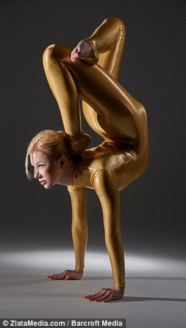 Contorcionista russa é capaz de fazer coisas impossíveis com o corpo