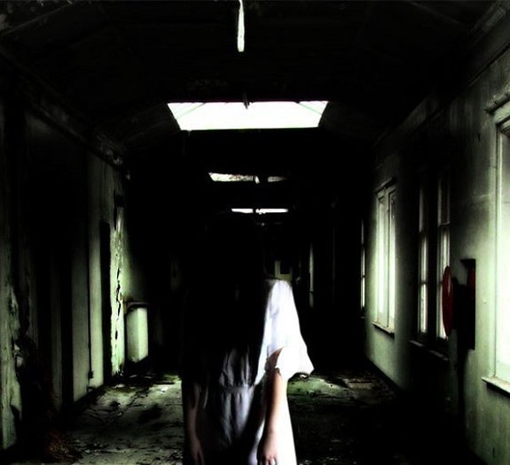 Assustador: imagem de fantasma ajoelhado é capturada na Austrália
