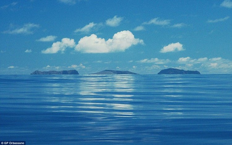 Vulcão submerso dá origem a ilha de praias negras em pleno Oceano Pacífico
