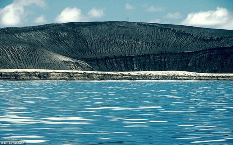Vulcão submerso dá origem a ilha de praias negras em pleno Oceano Pacífico