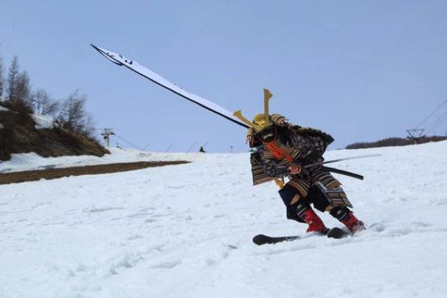 É assim que um samurai pratica esqui