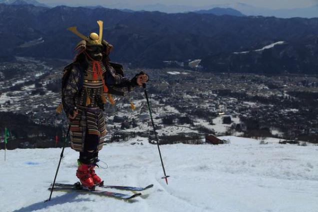 É assim que um samurai pratica esqui