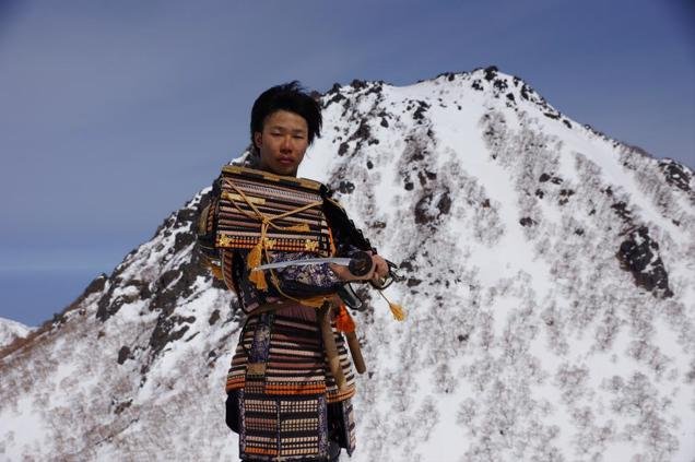 É assim que um samurai pratica esqui
