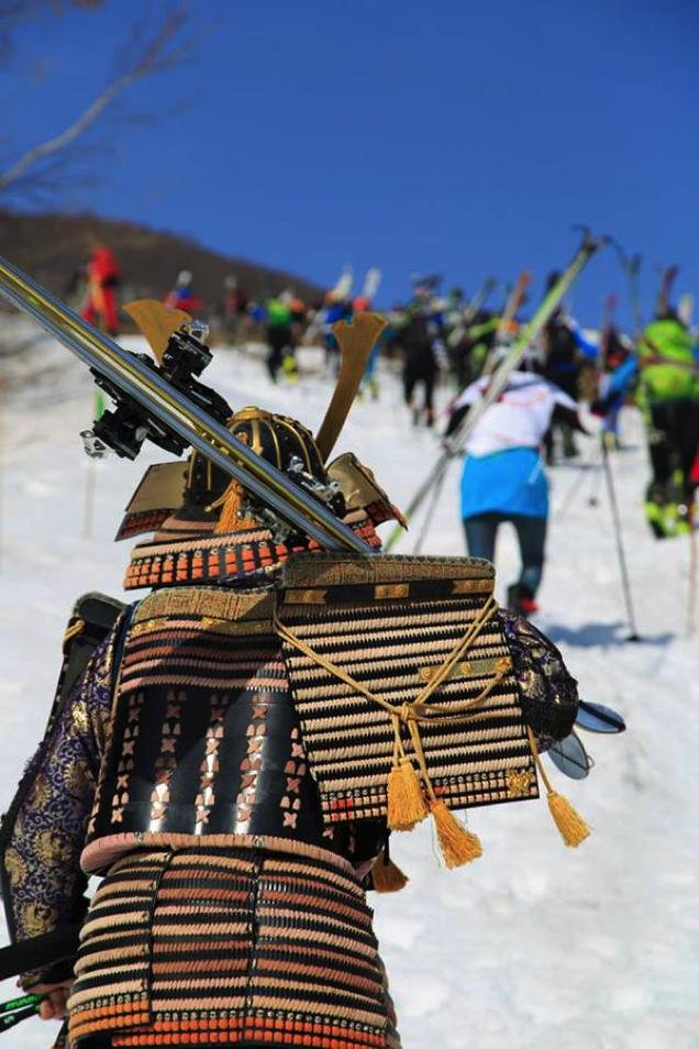 É assim que um samurai pratica esqui