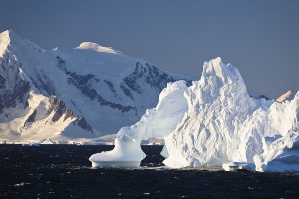 Iceberg vira repentinamente e quase esmaga exploradores no Polo Norte