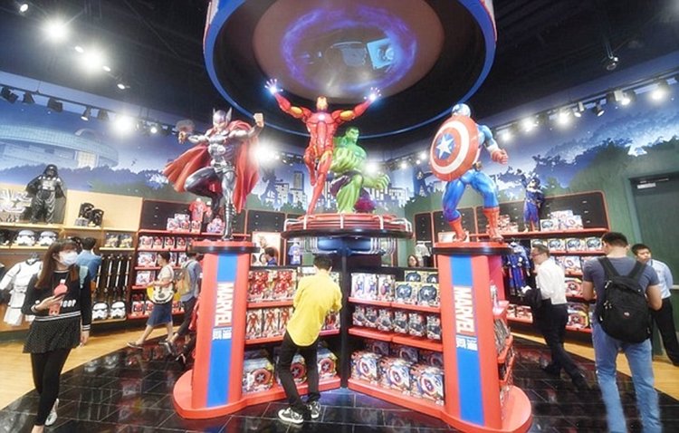 Fila de 1,6 km faz maior Disney Store do mundo fechar 1 hora após abertura