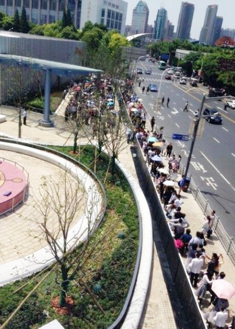 Fila de 1,6 km faz maior Disney Store do mundo fechar 1 hora após abertura