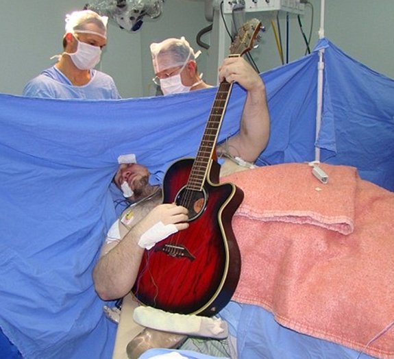 Brasileiro toca violão e canta enquanto passa por cirurgia cerebral [vídeo]